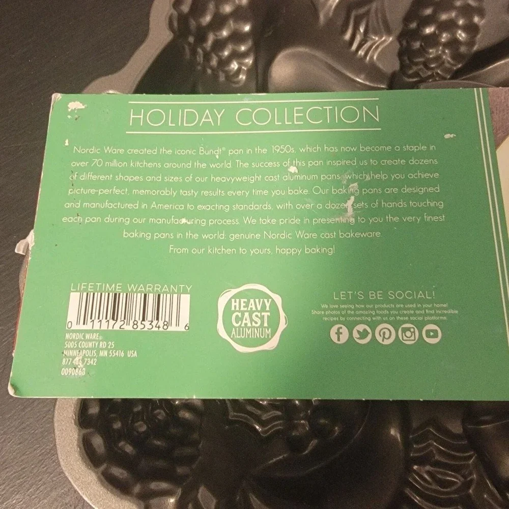 Nordic Ware Holiday Collection Heavy Cast Aluminum Ribbon‎ Bundt Pan